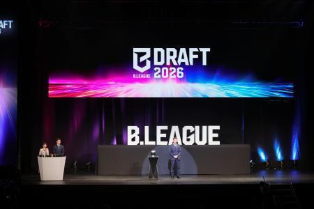 　初開催したバスケットボール「Ｂリーグ・プレミア」の新人ドラフトであいさつする島田慎二チェアマン＝２９日、東京都内