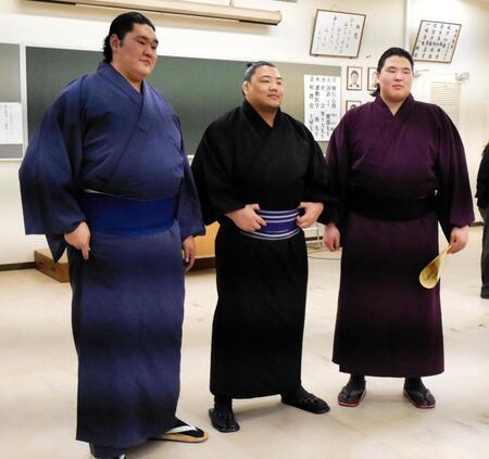 相撲教習所の入所式卒業式に参加した（左から）天昇山、和歌ノ富士、龍葉山