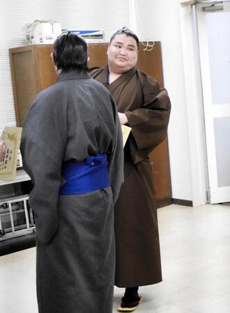 教習所で柔らかい表情を浮かべる旭富士