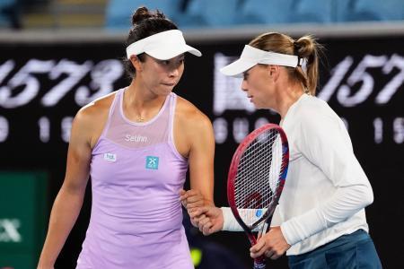 　女子ダブルス準決勝でプレーする柴原瑛菜（左）、ベラ・ズボナレワ組＝メルボルン（ＡＰ＝共同）