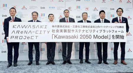 　記者会見で写真に納まる川崎市の福田紀彦市長（右から２人目）とＢ１川崎の元沢伸夫会長（左端）ら＝２９日、川崎市