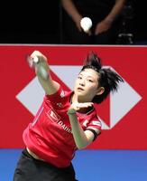 第１セット、スマッシュを打つ宮崎友花＝２０２５年７月