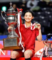 女子シングルスで優勝した宮崎友花＝２０２４年１２月