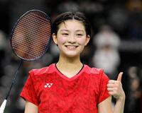 女子シングルスで優勝し、ポーズをとる宮崎友花＝２０２４年１２月
