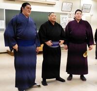 相撲教習所の入所式卒業式に参加した（左から）天昇山、和歌ノ富士、龍葉山