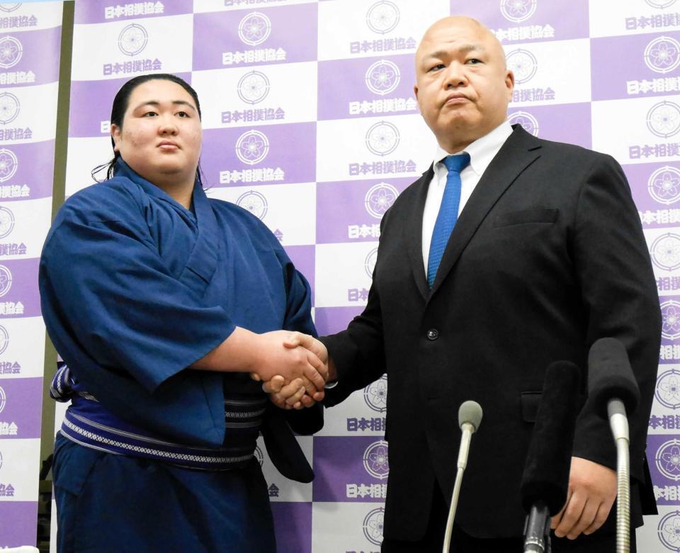 新十両に昇進した藤天晴。右は藤島親方