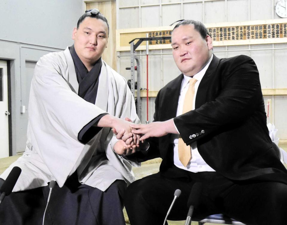 伊勢ケ浜親方（右）と握手を交わす寿之富士（撮影・山本鋼平）