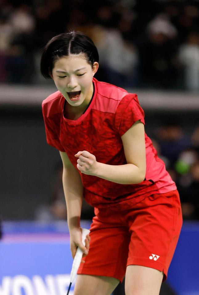 女子シングルス決勝でポイントを奪いガッツポーズする宮崎友花。仁平菜月を破り初優勝を果たした＝２０２４年１２月