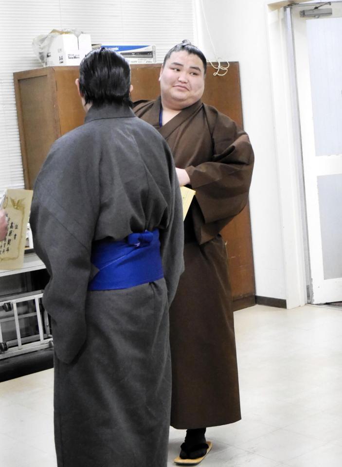 教習所で柔らかい表情を浮かべる旭富士