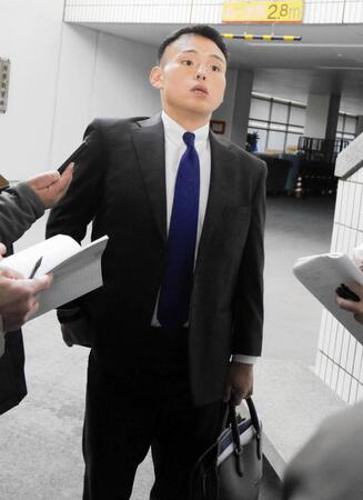 　取材を受ける湊川親方