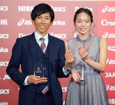 結婚指輪を見せ笑顔の鈴木健吾（左）と一山麻緒＝２０２１年１２月（代表撮影）