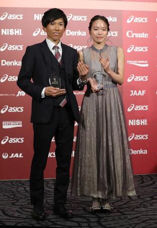 結婚指輪を見せ笑顔の鈴木健吾（左）と一山麻緒＝２０２１年１２月（代表撮影）