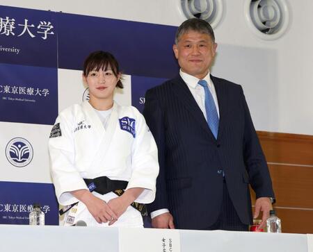 現役引退の角田夏実　柔道着で会見登場　記者を異例のともえ投げ　引退会見で希望者募り鮮やかに投げ飛ばす