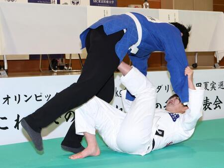 志願した報道陣に巴投げをする角田夏実（撮影・伊藤笙子）