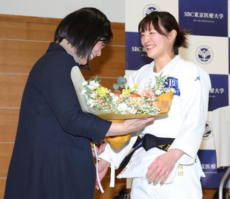 サプライズ登場した今井優子コーチ（左）に笑顔を向ける角田夏実（撮影・伊藤笙子）