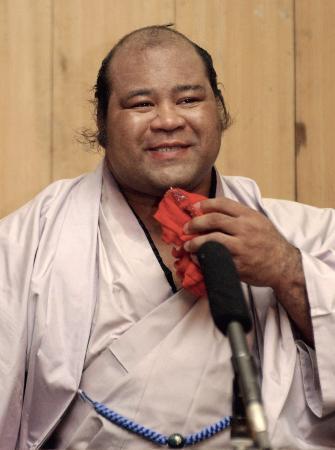 　２００３年１１月、現役引退の記者会見に臨んだ元幕内戦闘竜＝福岡国際センター