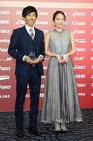 記念撮影に納まる鈴木健吾（左）と一山麻緒＝２０２１年１２月（代表撮影）