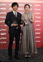 結婚指輪を見せ笑顔の鈴木健吾（左）と一山麻緒＝２０２１年１２月（代表撮影）