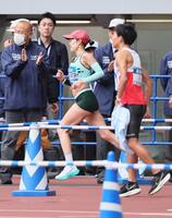 ＭＧＣで力走する２位の一山麻緒（中央）。右は声をかける鈴木健吾　＝２０２３年１０月（代表撮影）