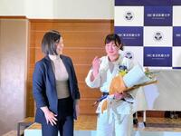 今井コーチ（左）の登場に号泣する角田夏実（撮影・藤川資野）