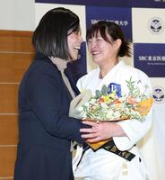 サプライズ登場した今井優子コーチ（左）からの花束に感涙する角田夏実（撮影・伊藤笙子）