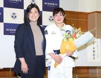 サプライズ登場した今井優子コーチ（左）から秦那波を受け取った角田夏実（撮影・伊藤笙子）