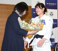 サプライズ登場した今井優子コーチ（左）に笑顔を向ける角田夏実（撮影・伊藤笙子）