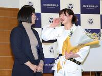 サプライズ登場した今井優子コーチ（左）からの花束に感涙する角田夏実（撮影・伊藤笙子）