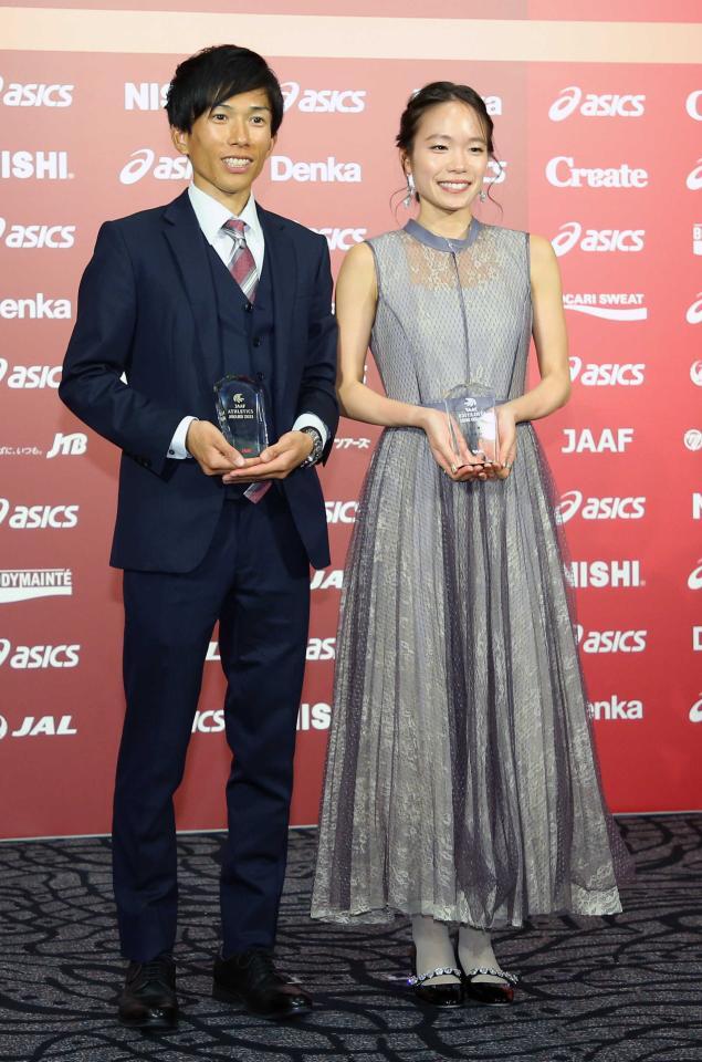 記念撮影に納まる鈴木健吾（左）と一山麻緒＝２０２１年１２月（代表撮影）