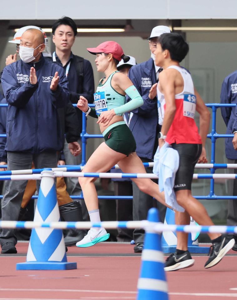 ＭＧＣで力走する２位の一山麻緒（中央）。右は声をかける鈴木健吾　＝２０２３年１０月（代表撮影）