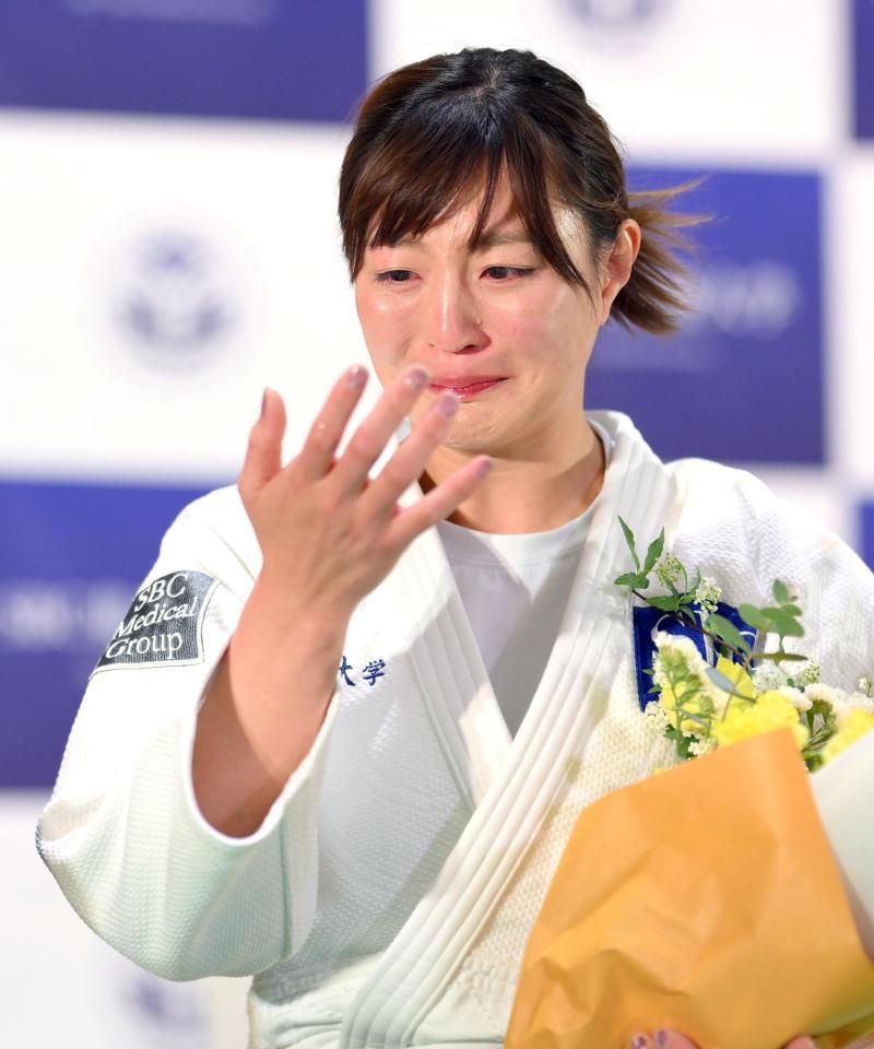 サプライズに涙を流す角田夏実（撮影・伊藤笙子）