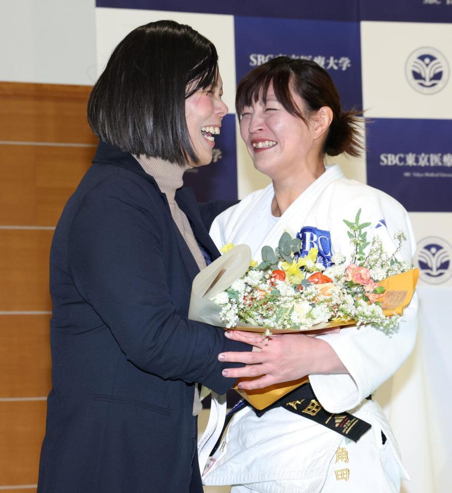 サプライズ登場した今井優子コーチ（左）からの花束に感涙する角田夏実（撮影・伊藤笙子）