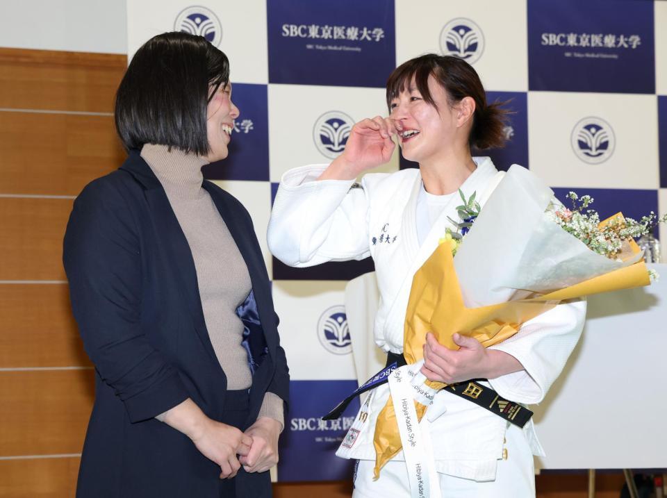 サプライズ登場した今井優子コーチ（左）からの花束に感涙する角田夏実（撮影・伊藤笙子）