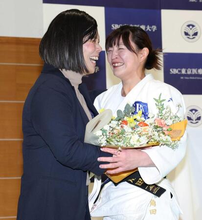 サプライズ登場した今井優子コーチ（左）からの花束に感涙する角田夏実（撮影・伊藤笙子）