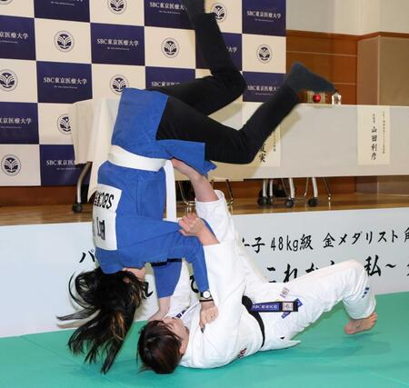 　志願した報道陣にともえ投げをする角田夏実（撮影・伊藤笙子）