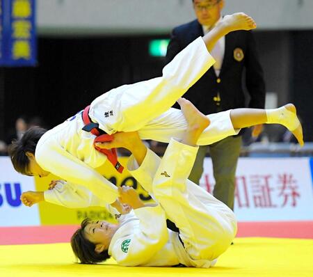 全日本柔道体重別選手権大会の女子４８キロ級決勝で角田夏実（下）が渡辺愛子にともえ投げを決めて一本勝ち