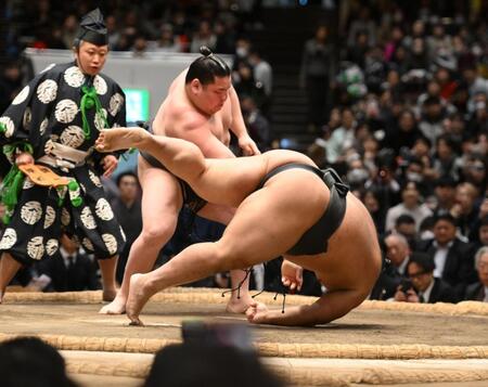伊勢ケ浜部屋幕下以下トーナメント戦で三重ノ富士（右）を下手出し投げで破り優勝した旭富士（撮影・開出牧）