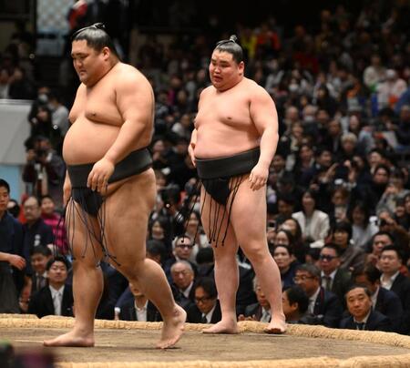 伊勢ケ浜部屋幕下以下トーナメント戦で三重ノ富士（左）を下手出し投げで破り優勝した旭富士（撮影・開出牧）