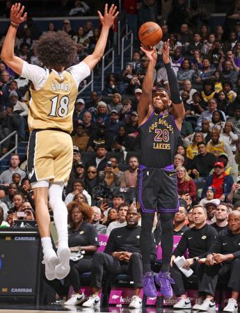 　ウィザーズ戦で３点シュートを放つレーカーズの八村（右）＝ワシントン（ＮＢＡＥ・ゲッティ＝共同）