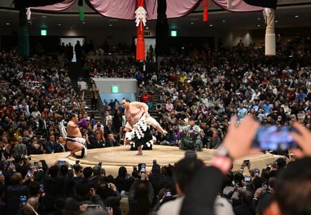 最後の土俵入りを行う照ノ富士（中央）。左は太刀持ち・豊昇龍（撮影・開出牧）