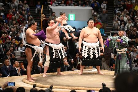 長男・テムジンくんを連れて最後の土俵入りを行った照ノ富士（左中央）。左は太刀持ち・豊昇龍、右は露払い・大の里（撮影・開出牧）