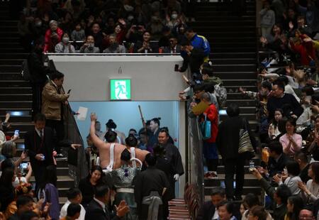 最後の土俵入りを終え観客に手を振り引き揚げる照ノ富士（左下）＝撮影・開出牧