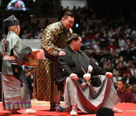 伊勢ケ浜親方（右）の断髪式に参加した白鵬氏（撮影・開出牧）