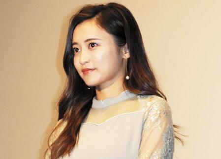 照ノ富士断髪式　タレント小島瑠璃子も出席　土俵脇から丁寧にハサミを入れる　続いて阿部詩ら　館内沸く