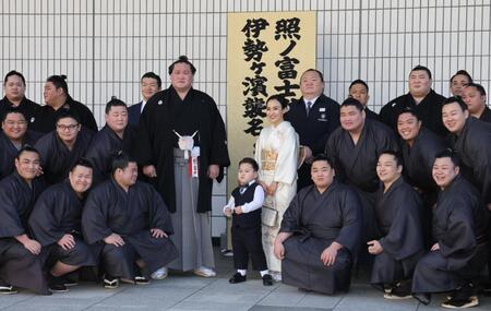 断髪式を前に、同門の力士、家族と並ぶ元照ノ富士の伊勢ケ浜親方（中央左）