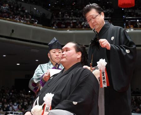 師匠だった宮城野正也さん（右）に止めばさみを入れられる元照ノ富士の伊勢ケ浜親方