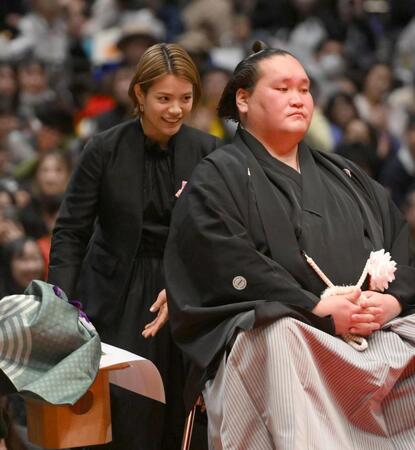 伊勢ケ浜親方（右）の断髪式に参加した阿部詩（撮影・開出牧）