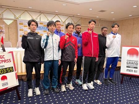 会見に臨んだ吉田祐也（左端）、黒田朝日（左から２人目）ら招待選手