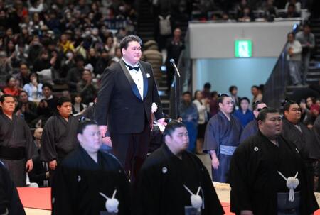 散髪してタキシード姿であいさつに登場した伊勢ケ浜親方（撮影・開出牧）