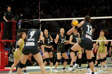 野中瑠衣が苦笑いで頭抱える　２年連続天井サーブ挑戦もあぁ・・・会場は大盛り上がり【ＳＶリーグ・オールスター】